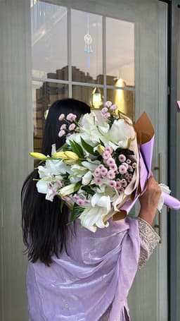 Lilies and daisey Bouquet thumbnail 2