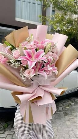 Pink lilies bouquet thumbnail 2