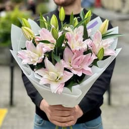 Pink lily bouquet thumbnail 1